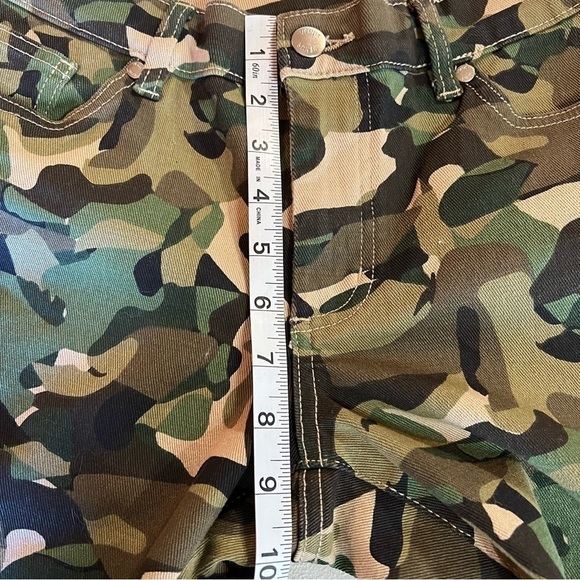 Venus Camo Cropped Jeans, Size 2 - Picture 6 of 8
